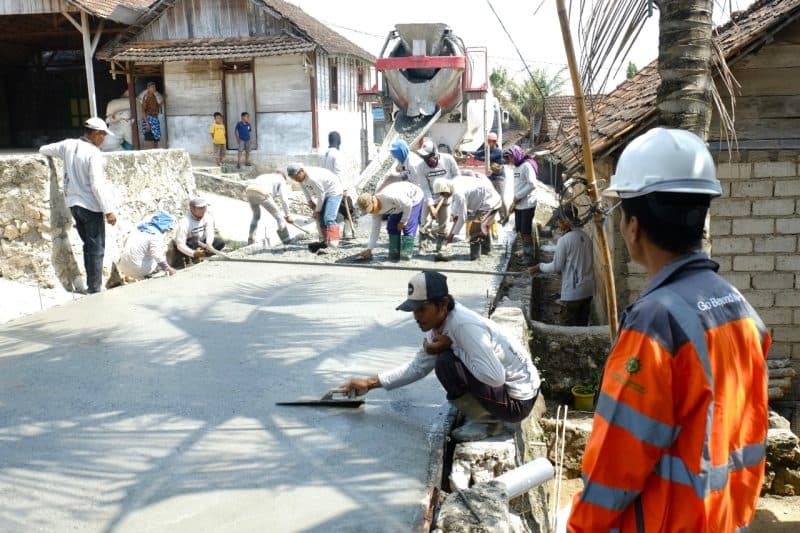 SIG Dukung Pembangunan Jalan Desa di Rembang dan Blora, Jawa Tengah