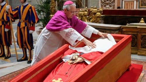 Peti Jenazah Paus Fransiskus Disegel di Basilika Santo Petrus
