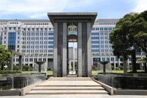Rupiah Loyo Efek Tarif Trump, BI Gelar Rapat Dewan Cari Solusi
