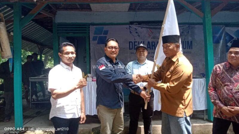 Kepala Dinas Kehutanan Provinsi Jawa Timur Jumadi menyerahkan pataka Forsil Wilwatikta di acara Deklarasi Forum Silaturahmi Petani Hutan di Mojokerto. 