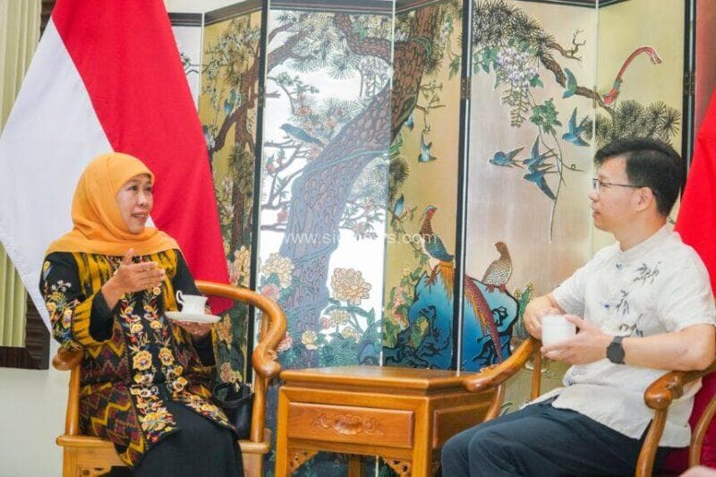 Gubernur Jawa Timur Khofifah Indar Parawansa memenuhi undangan Konjen RRT (Konsulat Jenderal Republik Rakyat Tingkok) di Surabaya Ye Su. (foto: adpim jatim)