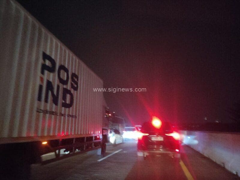Antrean kendaraan pada arus balik di exit tol Warugunung, Surabaya. (Foto : umah)