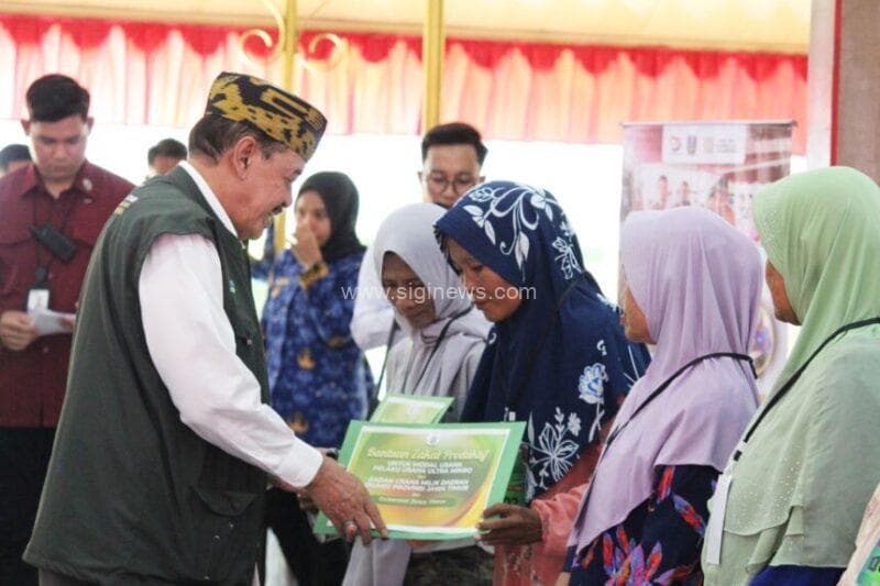 Direktur Utama Wira Jatim Group, Ir. H. Erlangga Satriagung, menyerahkan zakat produktif di sela kegiatan sosial yakni Sapa Bansos Amaliyah Ramadan 2026, di pendopo  Kabupaten Bangkalan. (foto : pwu)